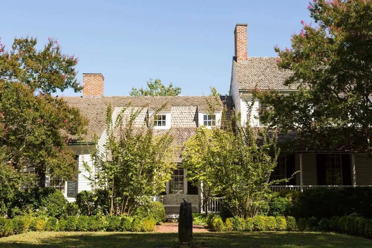 white 18th century house in downtown fredericksburg