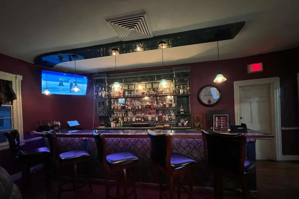 upstairs bar in fredericksburg with cushioned seating