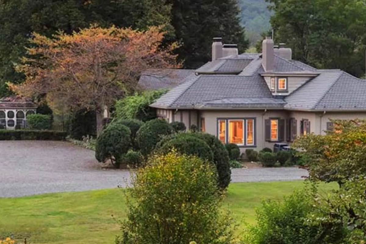 large bed and breakfast with gravel driveway