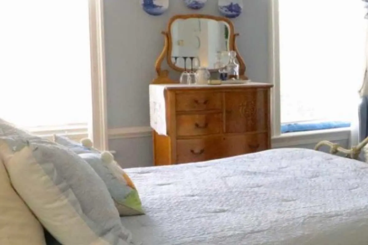 blue and white guest room in colonial style