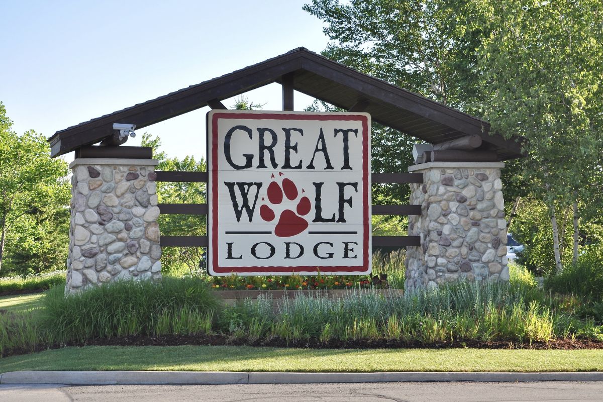 stone great wolf lodge sign