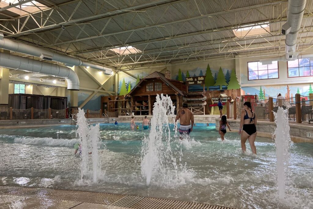 zero entry wave pool with splash fountains at Great Wolf Lodge