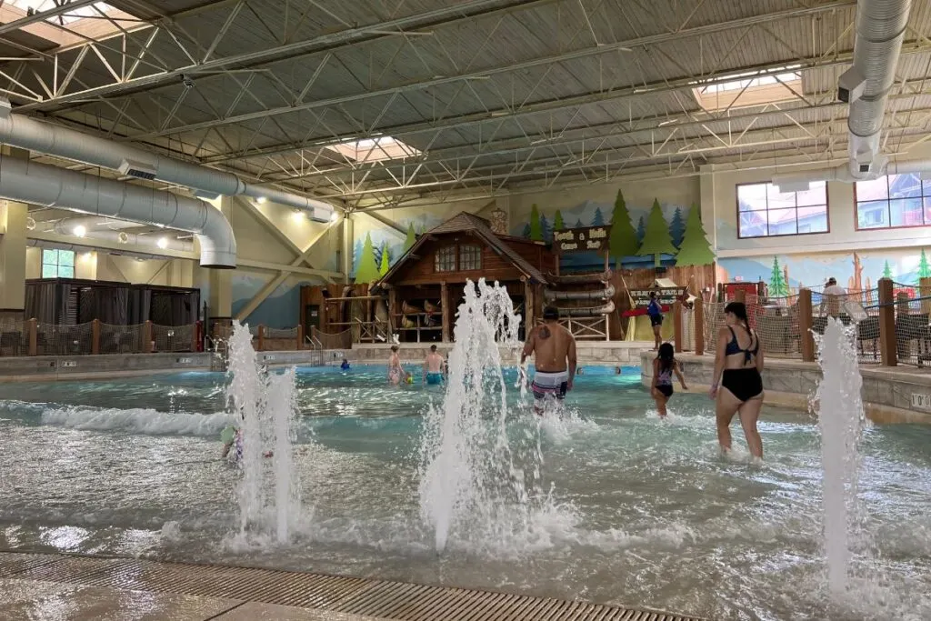zero entry wave pool with splash fountains at Great Wolf Lodge